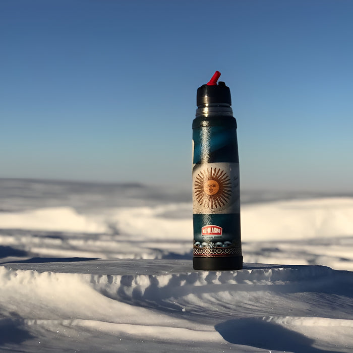 A Lumilagro thermo bottle on a field covered of snow