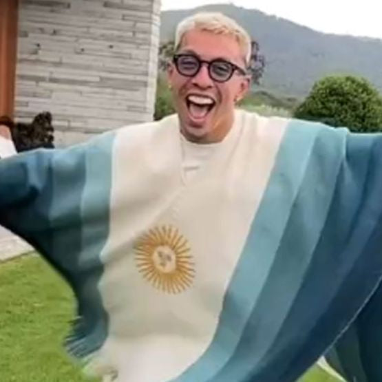 Woven Poncho and Patriotism: The Argentine Symbol Lisandro Martínez Proudly Wore, Unleashing a Trend