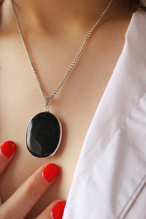Collar Amulet Necklace - Obsidian - Stylish Accessories for Protection and Elegance