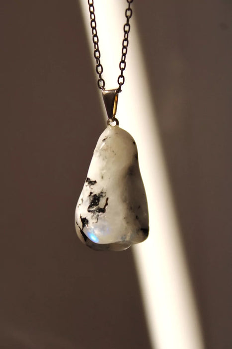 Collar Moonstone Energy Necklace - Stylish Accessories for Lunar Serenity & Positive Vibes