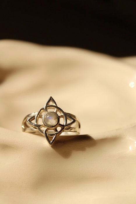 Witch Knot Ring - Moonstone - Mystic Accessories for Enchanting Style