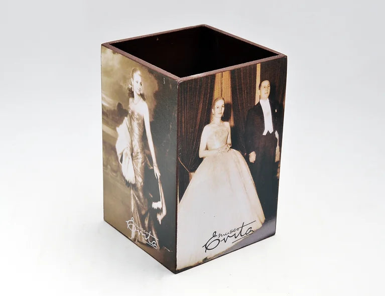 Museo EVITA Asociacion Portalápices: Stylish Wooden Pencil Holder with Varied Images