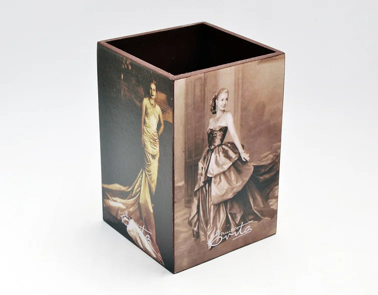 Museo EVITA Asociacion Portalápices: Stylish Wooden Pencil Holder with Varied Images