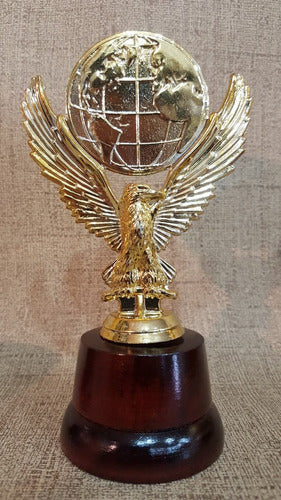 Trofeo Plástico Standard Aguila Mundo Base Madera - Souvenir 1