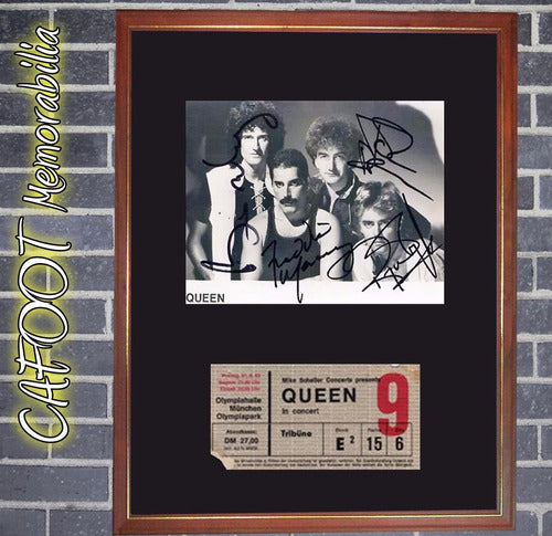 Queen Freddie Mercury Foto Con Firmas Y Entrada Año 1982 0