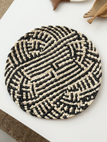 Philia Deco Bicolor Round Place Mat - Black and Cream - 38cm 1