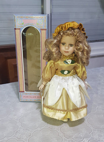 Muñeca De Porcelana Con Vestido Dorado 2