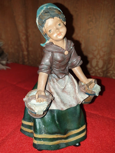 Escultura Muy Antigua De Campesina Española Porcelana Fria B 0