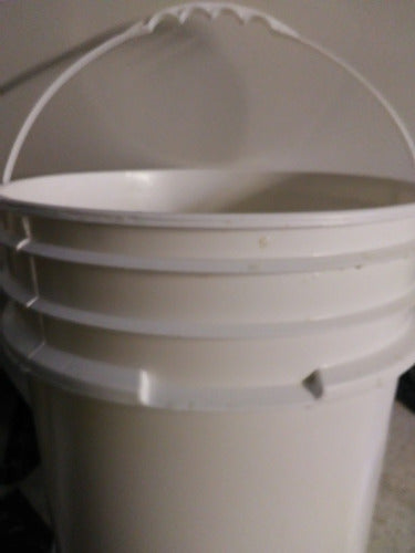 Plasticor 20 Liters White Plastic Buckets with Lids 1