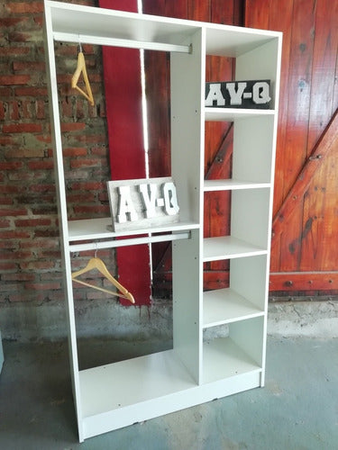 Amoblamientos Vali-Quatro Commercial Clothing Display Rack Counter 1