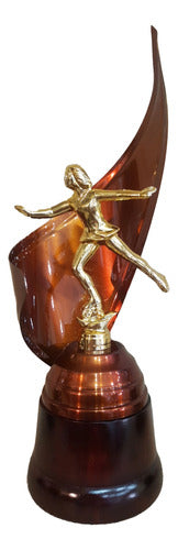 CABPremiaciones Metallic Trophy Artistic Skater 28cm Wooden Base 0