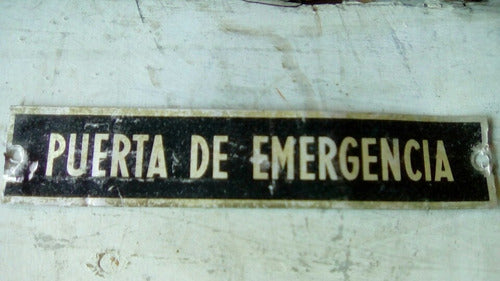 Antigua Chapa En Puerta De Ómnibus Salida De Emergencia 0