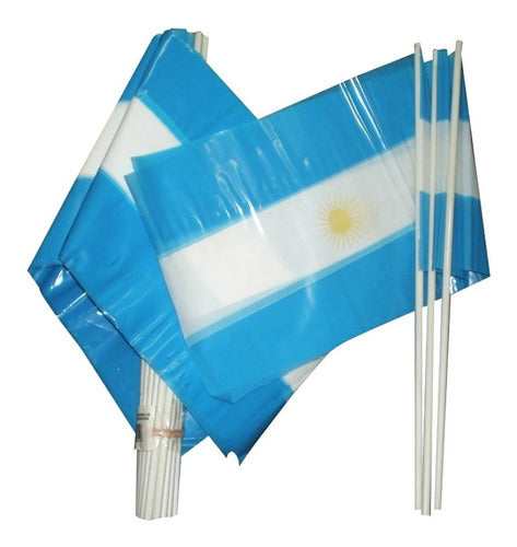 1º CALIDAD EN BANDERITAS PLASTICAS - Banderas Plas. X 50 - Argentina 15 X 25 - Cotillon Patrios 2