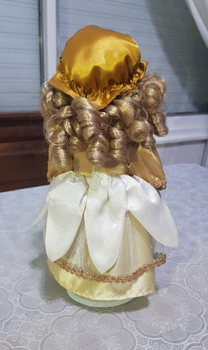 Muñeca De Porcelana Con Vestido Dorado 1