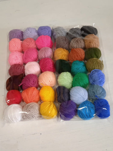 Set of 42 Assorted Colored Yarns x 20g for Embroidery and Crafts + 3 Crochet Hooks 5