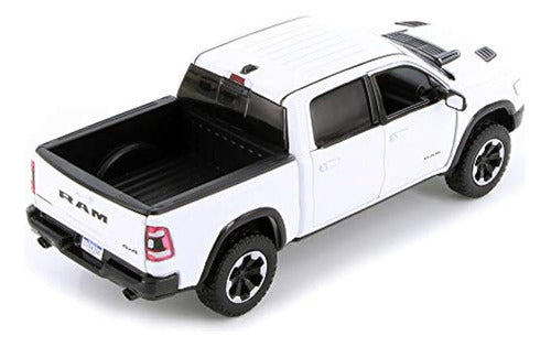 Motormax 2019 Ram 1500 Rebel Crew Cab Pickup Truck White 1/24 Diecast 2