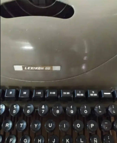 Maquina De Escribir Olivetti Modelo Lexicon  80, En Uso 3