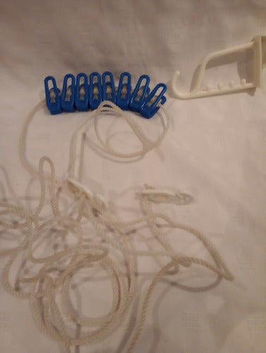 Unknown Portable Clothesline with 8 Clips 1