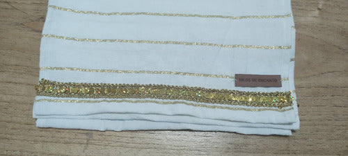 HILOS DE ENCANTO White Tusor Table Runner with Golden Lurex and Trimmings 1