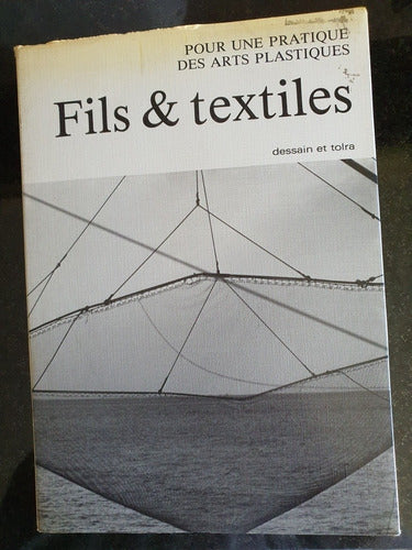 Book: Threads and Textiles - Book and 60 Sheets 0