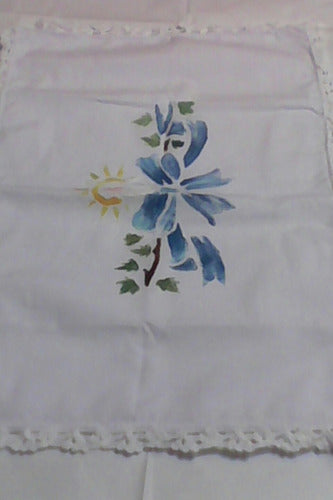 Carpeta De Lino Blanco Con Diseño De Flores Pintadas Y Puntilla- Muy Fina, Vistosa Y Decorativa- Para Centros De Mesa, 1