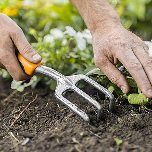 Fiskars Ergo Scratch Tool Garden Cultivador 1