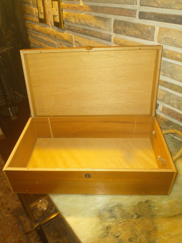 Caja De Madera Con Botón Y Correa 0