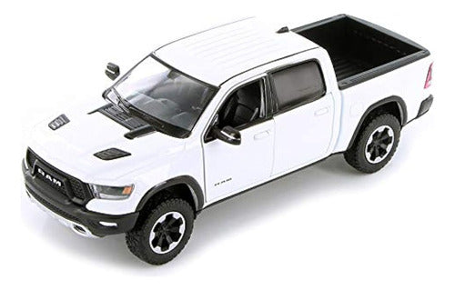 Motormax 2019 Ram 1500 Rebel Crew Cab Pickup Truck White 1/24 Diecast 1