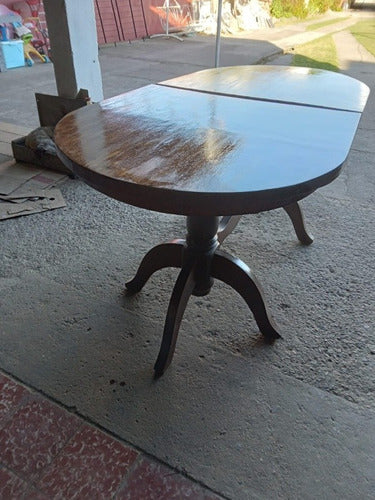 Mesa Oval En Madera Recién Barnizada 0