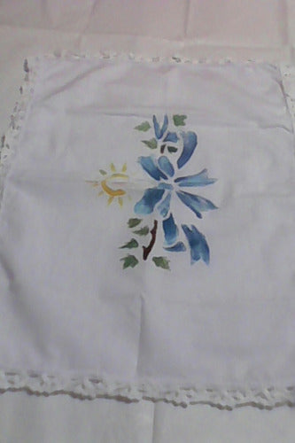 Carpeta De Lino Blanco Con Diseño De Flores Pintadas Y Puntilla- Muy Fina, Vistosa Y Decorativa- Para Centros De Mesa, 0