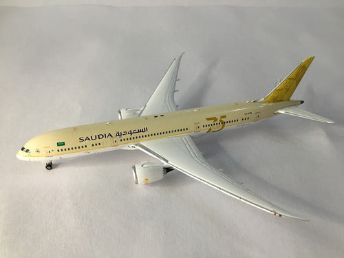 Saudia Boeing 787-9 Dreamliner 1:400 Scale Model Plane 1