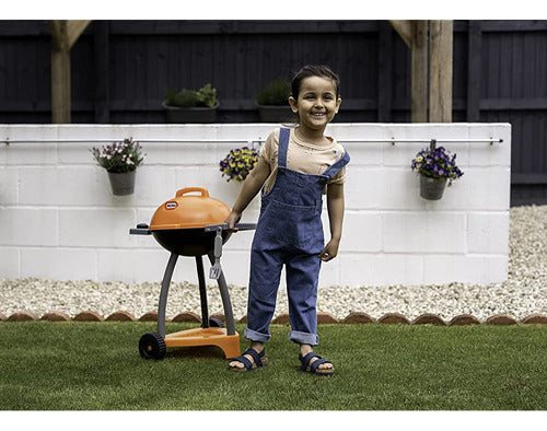 Pequeños Tikes Chisporrotean Y Sirven Juegos De Parrilla De 7