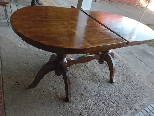 Mesa Oval En Madera Recién Barnizada 1