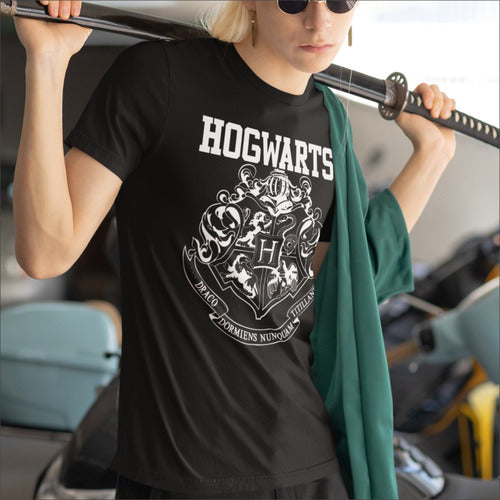 Pim Pum Pam Remera Negra Con Escudo De Hogwarts De Harry Potter 0