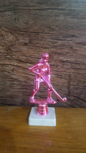 Set X6 Trofeo Plástico Hockey Femenino Rosa 11,5cm Souvenir 1