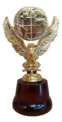 Trofeo Plástico Standard Aguila Mundo Base Madera - Souvenir 0