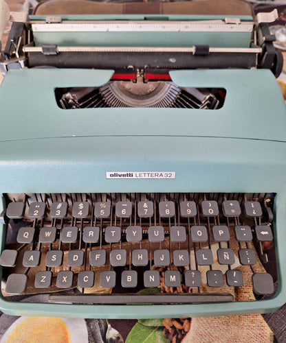 Máquina De Escribir Antigua Olivetti Lettera 32 0