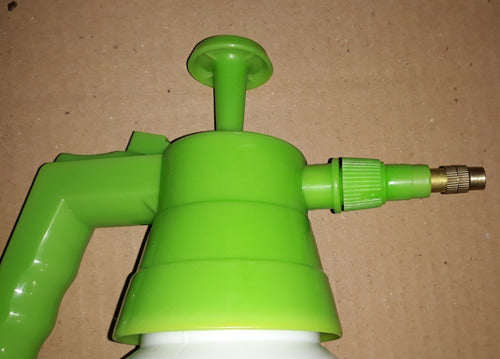Manual 2-Liter Sprayer with Bronze Nozzle 3