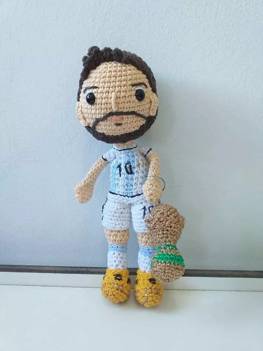 Muñeca Messi de ganchillo con trofeo de la Copa del Mundo - Juguete de jugador de fútbol hecho a mano para fanáticos y coleccionistas