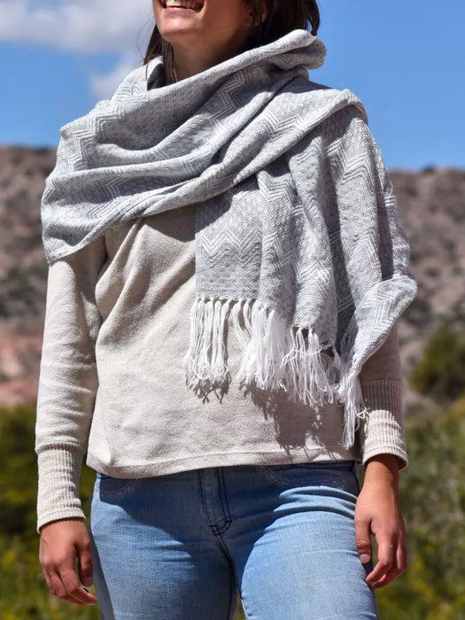 Handwoven Northern Wool Scarf | Humahuaca, Jujuy | Pashmina Norteño | Authentic Tejido Design (Grey And White)