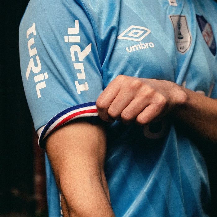 Umbro Camiseta Nacional Alternativa 3ra - 2023 Hombre - Equipo de Fútbol Nacional Oficial de Uruguay de Montevideo Uruguay - Celeste