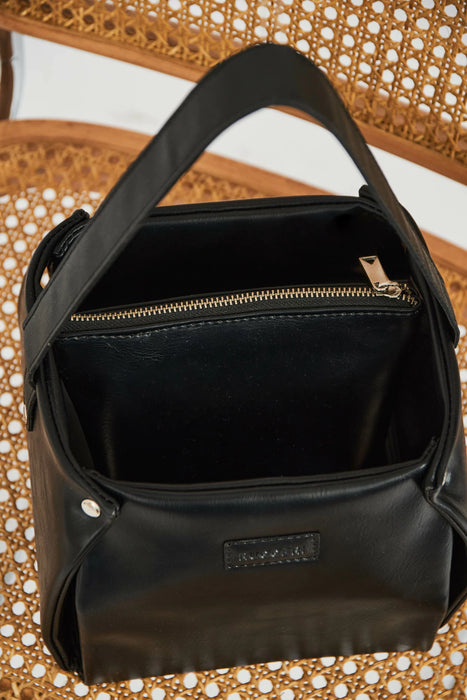 Ruggeri Bags | Bolso Matero Plain Black Synthetic Leather Matera with Pocket & Metal Closure