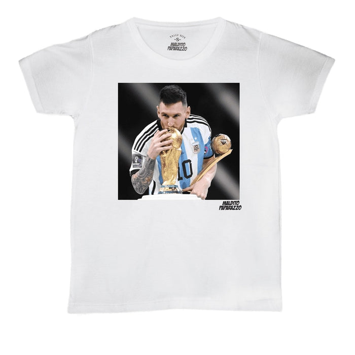 Maldito Paparazzo T-Shirt Messi “El Beso Esperado” Kissing the World Cup, Qatar 2022 Argentina Champion
